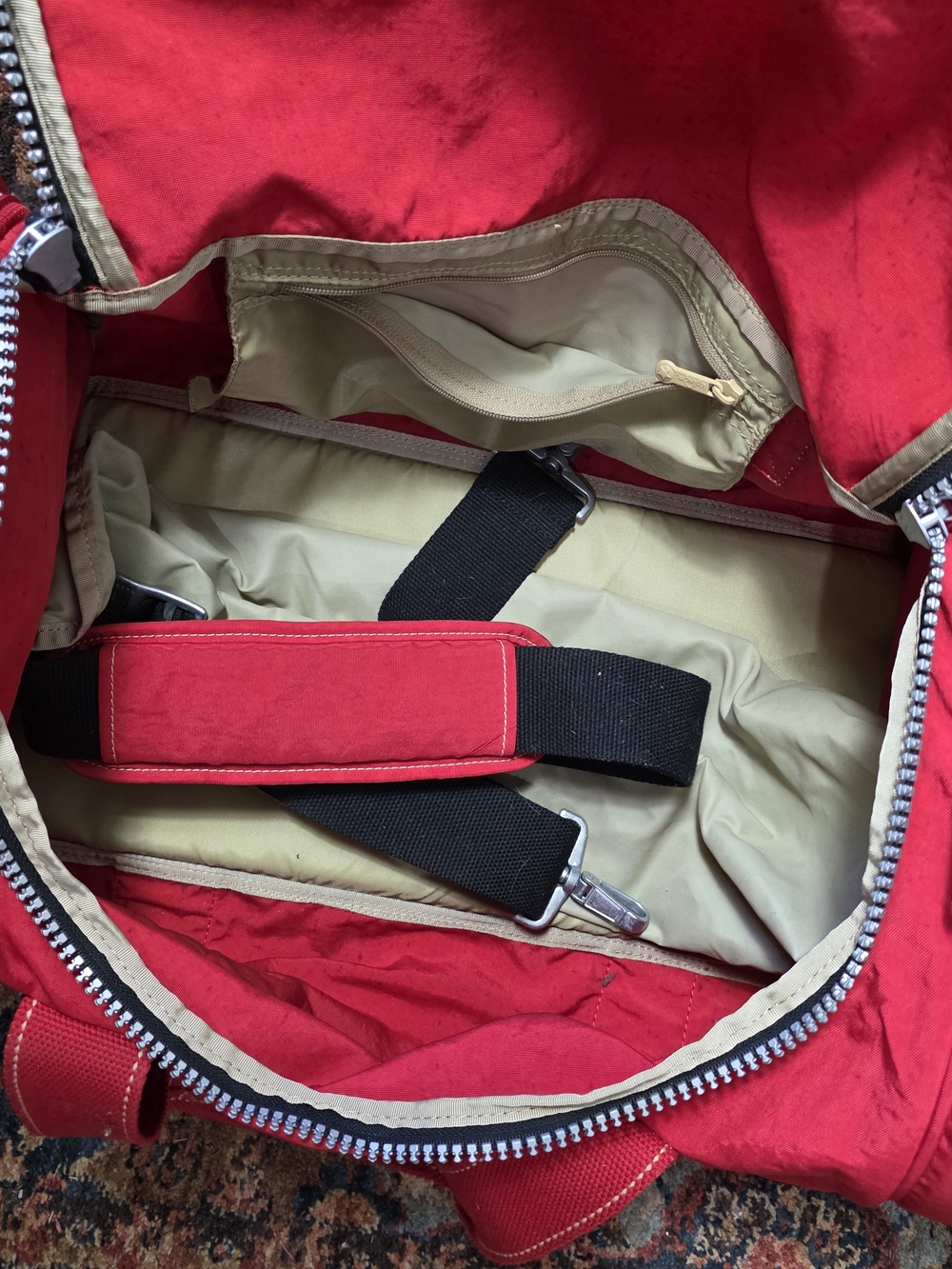 KIPLING VINTAGE LARGE RED CARRY ON DUFFLE & CROSSBODY BAG - Picture 8 of 14